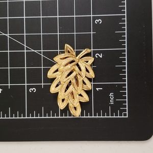 Beautiful Leaf Brooch Pin!